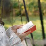 Donna che legge seduta